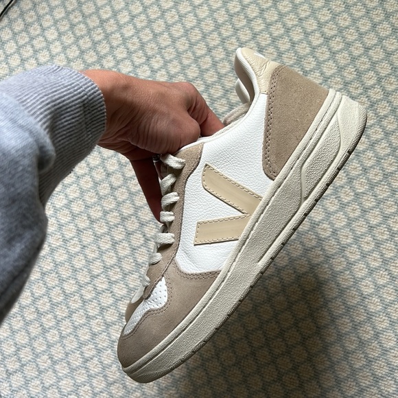 Veja V10 Sneakers in Extra White Sable Sahara - Picture 4 of 11